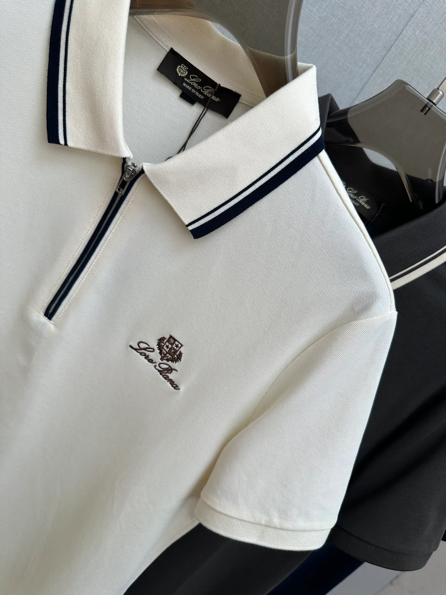 LP Spring and Summer New Arrival's first counter is the latest New Arrival lapel short-sleeved, refreshing and breathable. Premium customized design, avant-garde and fashionable! The brand logo is designed with heavy craftsmanship. It feels soft. It is comfortable to wear. It has exquisite counter-level stitching. It has fine workmanship. The upper body effect is incomparably handsome! A must-have item for a stylish man! Sizes:M-3XL
